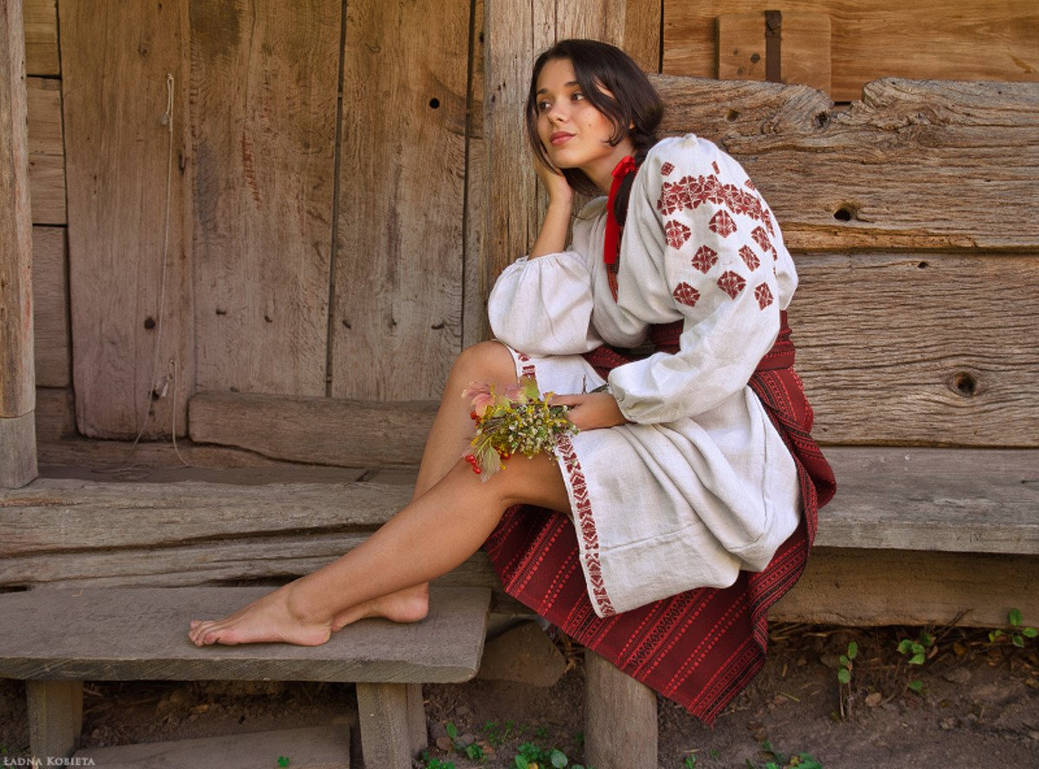 Fresh photos, fresh mood — Women in Slavic costumes online in Reykjavik